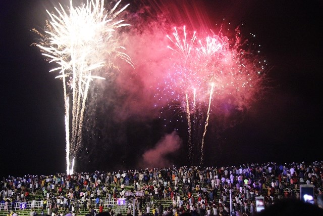 Lung linh đêm pháo hoa "Sắc màu của biển" - ảnh 1