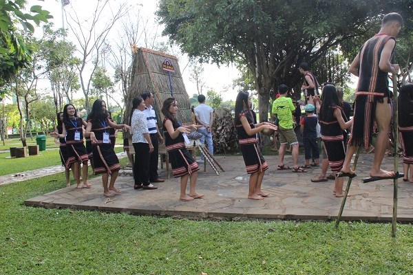 Vẻ đẹp "hút hồn" thiếu nữ Ê Đê tại Festival Văn hóa cồng chiêng 2018 - ảnh 2