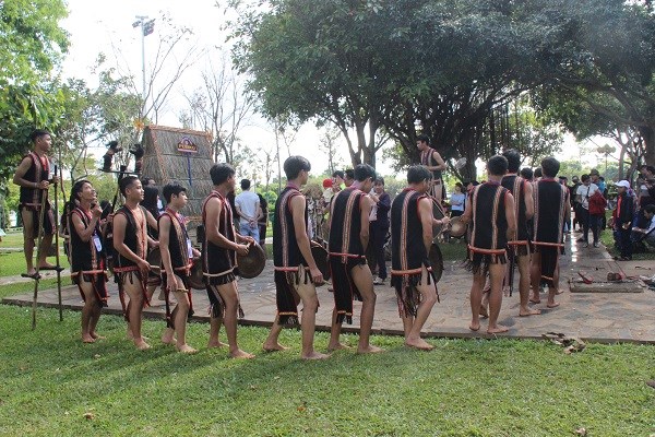 Vẻ đẹp "hút hồn" thiếu nữ Ê Đê tại Festival Văn hóa cồng chiêng 2018 - ảnh 1