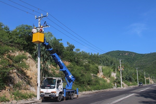 PC Khánh Hòa: Tập huấn thi công tháo, lắp kẹp đấu dây trên lưới điện trung áp - ảnh 2