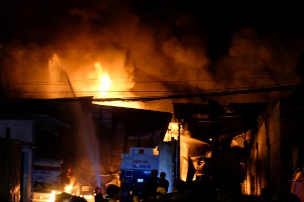 Khánh Hòa: 4 xe bồn chở xăng dầu bị thiêu rụi trong đêm - ảnh 1