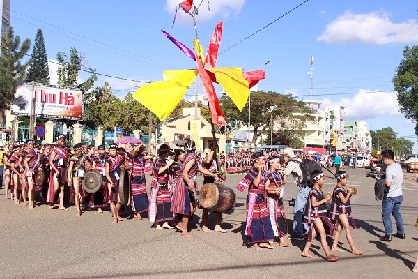 Hơn 1.000 nghệ nhân tham gia Lễ hội cồng chiêng đường phố Tây Nguyên - ảnh 1