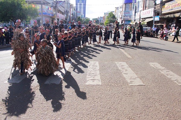 Hơn 1.000 nghệ nhân tham gia Lễ hội cồng chiêng đường phố Tây Nguyên - ảnh 2