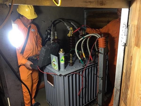 PC Khánh Hòa: Hỗ trợ sửa chữa trạm biến áp chuyên dùng cho người dân - ảnh 1