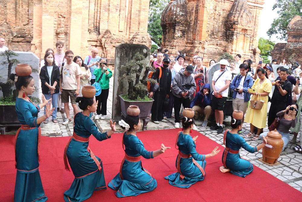 Dàn KOLs quốc tế khám phá sức hút du lịch Khánh Hòa - Báo Văn Hóa