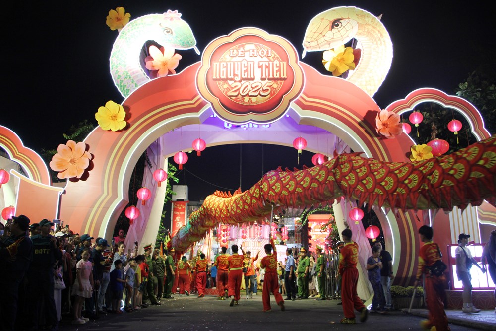 TP.HCM: Rộn rã “Ngày Tết Nguyên Tiêu” trong đêm rằm đầu Xuân