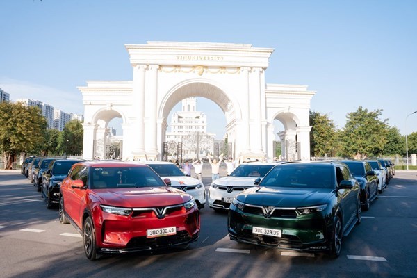 Tài xế taxi công nghệ chỉ ra loạt ưu điểm của xe điện so với xe xăng - Anh 3