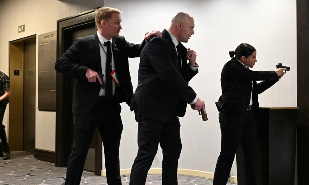 Đặc vụ Mỹ rút súng sau khi có những tiếng động lớn tại sự kiện có ông Trump tham dự ở khách sạn