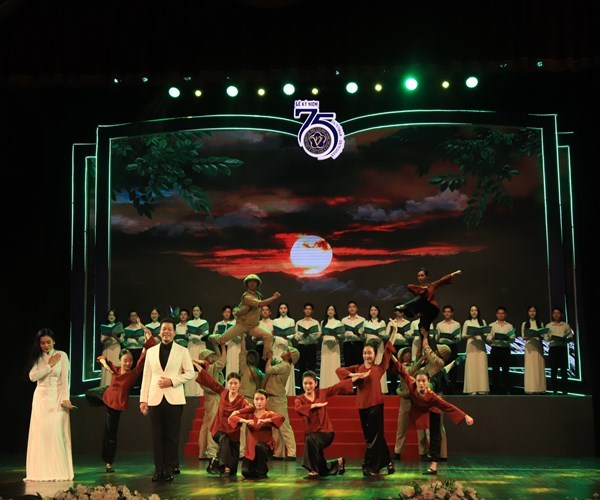 Tổng Bí thư Nguyễn Phú Trọng:  Văn nghệ phải bám sát cuộc sống, dám đi vào những mũi nhọn của cuộc sống mới có được những tác phẩm lay động - Anh 4