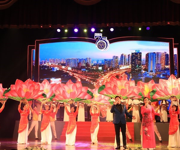 Tổng Bí thư Nguyễn Phú Trọng:  Văn nghệ phải bám sát cuộc sống, dám đi vào những mũi nhọn của cuộc sống mới có được những tác phẩm lay động - Anh 6