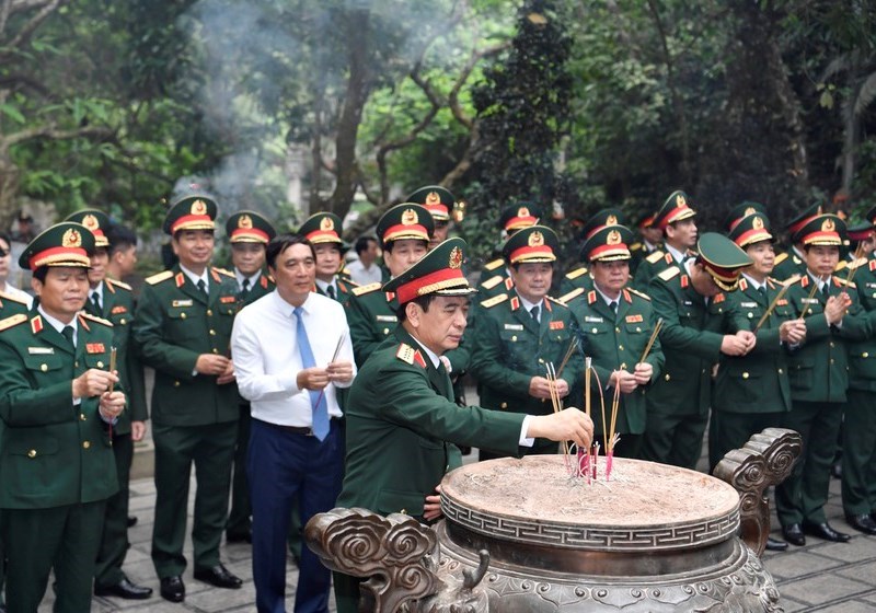 Lễ khánh thành Bức phù điêu “Bác Hồ nói chuyện với cán bộ, chiến sĩ Đại đoàn Quân Tiên Phong” - Anh 3