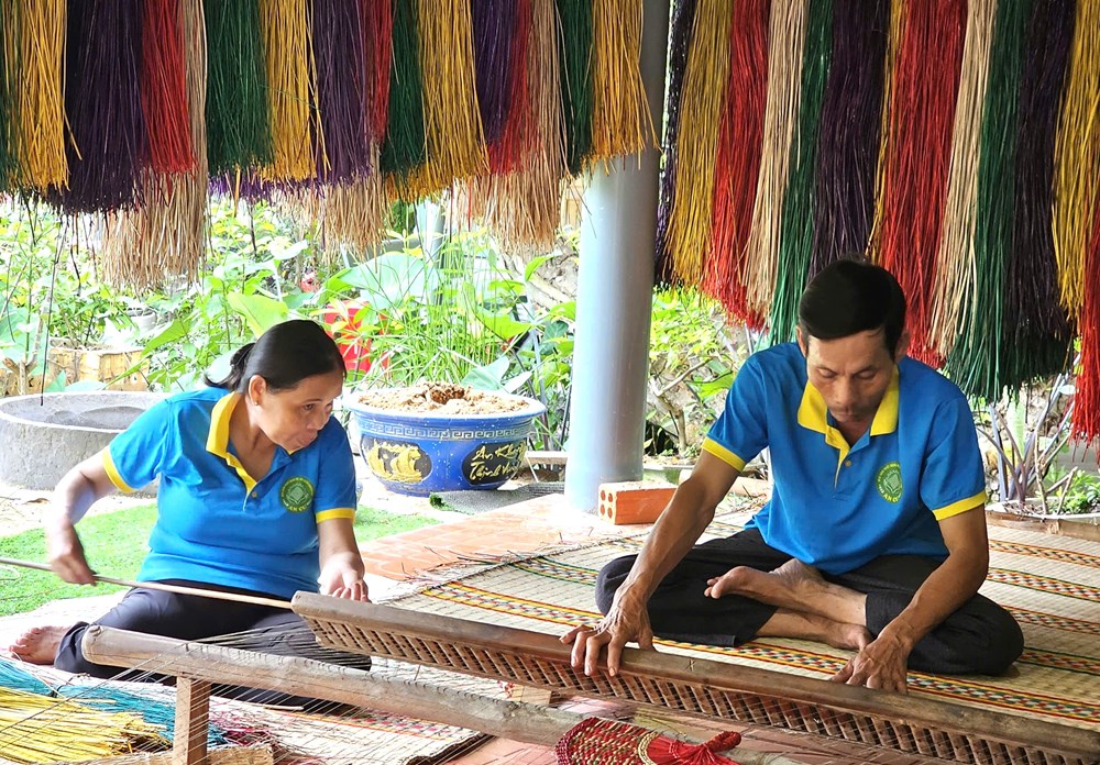 Đặc sắc nghề dệt chiếu cói nằm cạnh thắng cảnh quốc gia Đầm Ô Loan