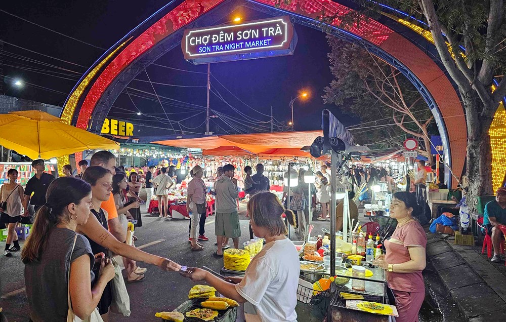 cặp đôi du lịch đà nẵng-sơn trà