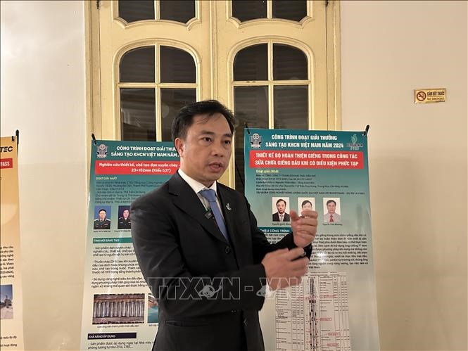 Chủ nhiệm công trình, kỹ sư Nguyễn Quốc Hưng chia sẻ về giải thưởng. Ảnh: DiệuThúy/TTXVN