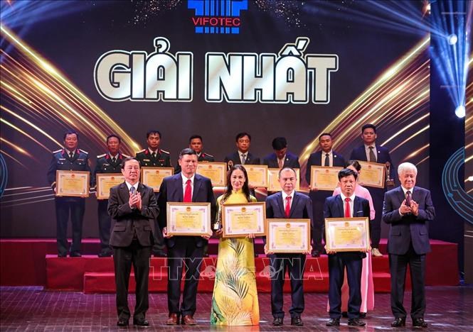 Trao giải Nhất của Giải thưởng sáng tạo khoa học công nghệ Việt Nam năm 2024.Ảnh: Khánh Hoà/TTXVN