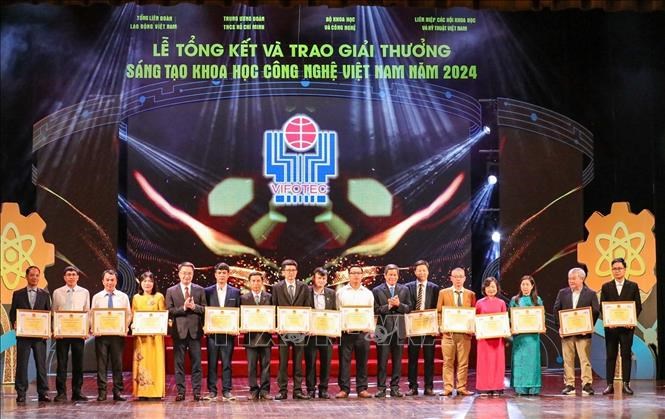 Trao giải Khuyến khích của Giải thưởng Sáng tạo khoa học công nghệ Việt Nam năm2024. Ảnh: Khánh Hoà/TTXVN