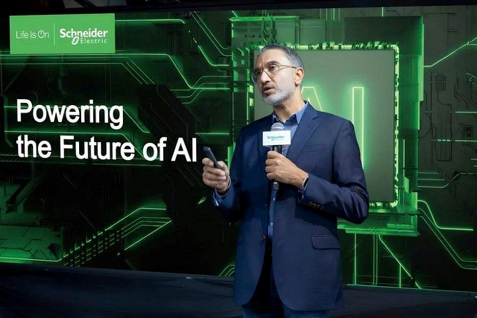 Ông Pankaj Sharma, Phó Chủ tịch Điều hành phụ trách Trung tâm Dữ liệu, Mạng vàDịch vụ của Schneider Electric. Ảnh: LINE