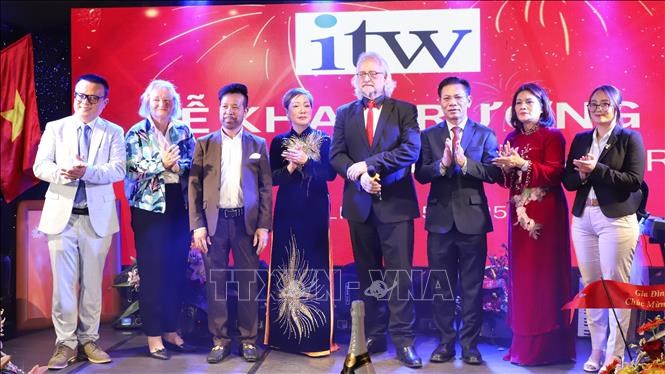 GS. TS. Frank Deubler, Hiệu trưởng ITW Berlin, cùng các đối tác hợp tác đàotạo.