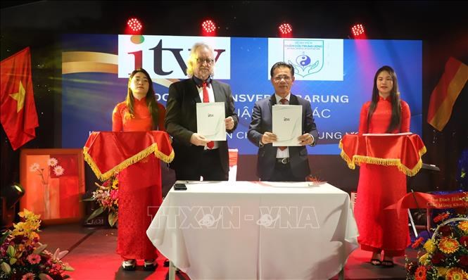 GS. TS. Frank Deubler, Hiệu trưởng ITW Berlin, ký thoả thuận hợp tác với PGS.TS. Trần Văn Thanh, Giám đốc Bệnh viện Châm cứu Trung ương Việt Nam.