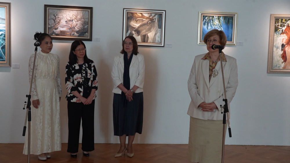 Bà Elena Viktorovna Titova - Giám đốc Bảo tàng Nghệ thuật Trang trí toàn Ngaphát biểu tại lễ khai mạc. Ảnh chụp từ video
