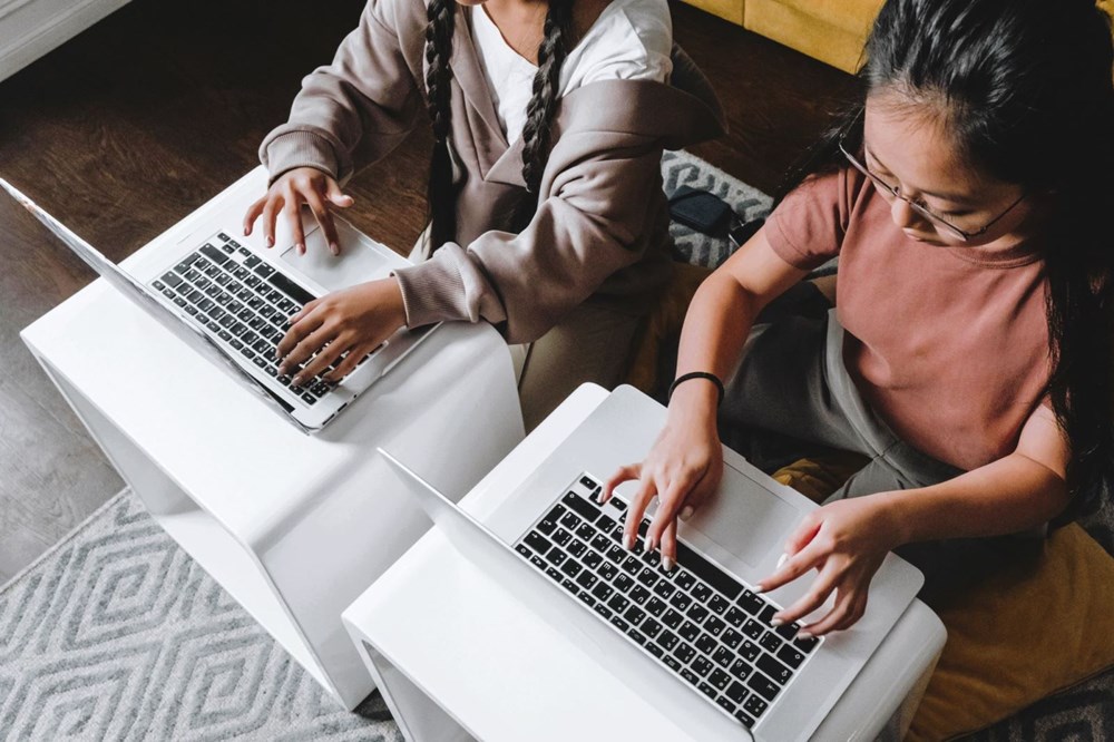 Trẻ em và thanh thiếu niên hiện dành nhiều thời gian trên mạng internet. Ảnhminh hoạ: Unsplash