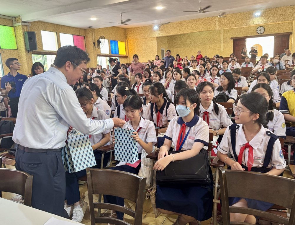 Ông Nguyễn Bảo Quốc, Phó Giám đốc Sở Giáo dục và Đào tạo TP Hồ Chí Minh trao quàcho các em học sinh THCS tham dự vòng chung kết Hội thi \