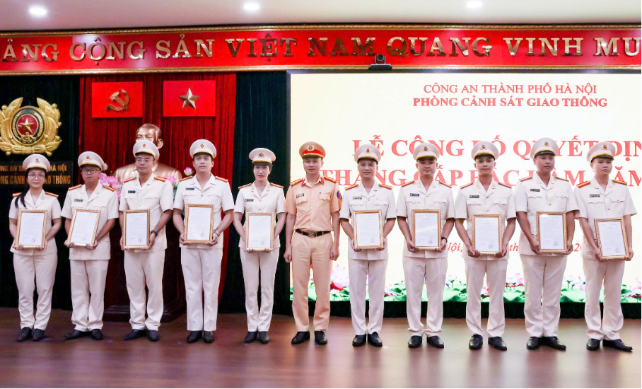 Năm 2025 Phòng CSGT có 372 cán bộ, chiến sĩ được thăng cấp bậc hàm, nâng bậclương.