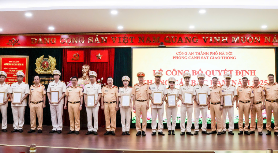 Ban Chỉ huy Phòng CSGT chụp hình lưu niệm với đại diện cán bộ, chiến sĩ đượcthăng cấp bậc hàm, nâng bậc lương năm 2025.