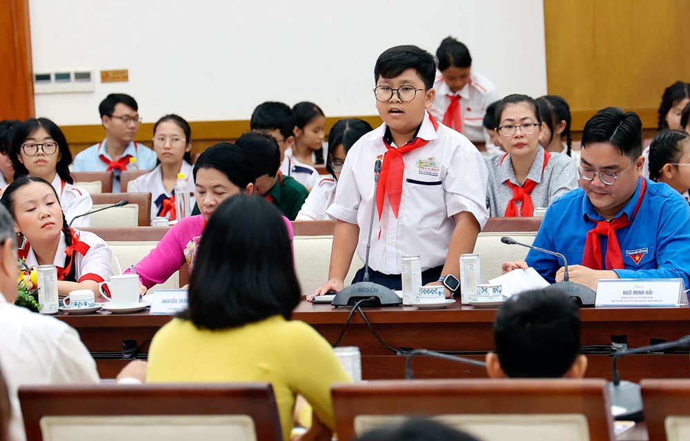 Em Cáp Hoàng Dũng tham gia đóng góp ý kiến tại chương trình Lãnh đạo TP Hồ ChíMinh gặp gỡ, lắng nghe thiếu nhi.