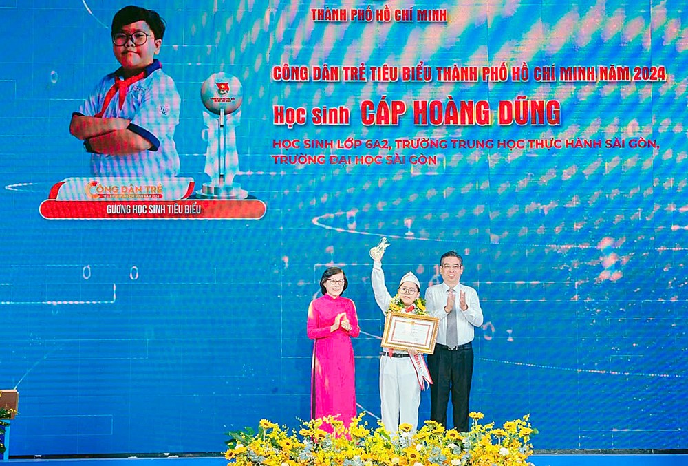 Em Cáp Hoàng Dũng, học sinh lớp 6A2, Trường Trung học Thực hành Sài Gòn (Quận 5,TP Hồ Chí Minh) nhận danh hiệu Công dân trẻ TP Hồ Chí Minh 2024.
