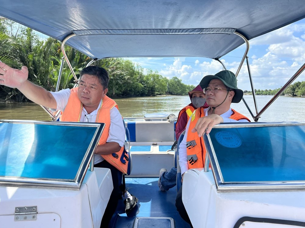 Những chuyến thực địa về địa phương giúp các giảng viên, nhà khoa học của Phânhiệu Trường Đại học Thủy lợi giải quyết các bài toán về thủy lợi, công trình ởmột số tỉnh đồng bằng sông Cửu Long. Ảnh: HP