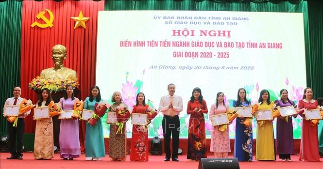 Tặng Giấy khen của Sở GD&ĐT tỉnh An Giang cho các tập thể, cá nhân có thành tíchxuất sắc trong phong trào thi đua yêu nước của Ngành Giáo dục tỉnh, giai đoạn2020 - 2025.
