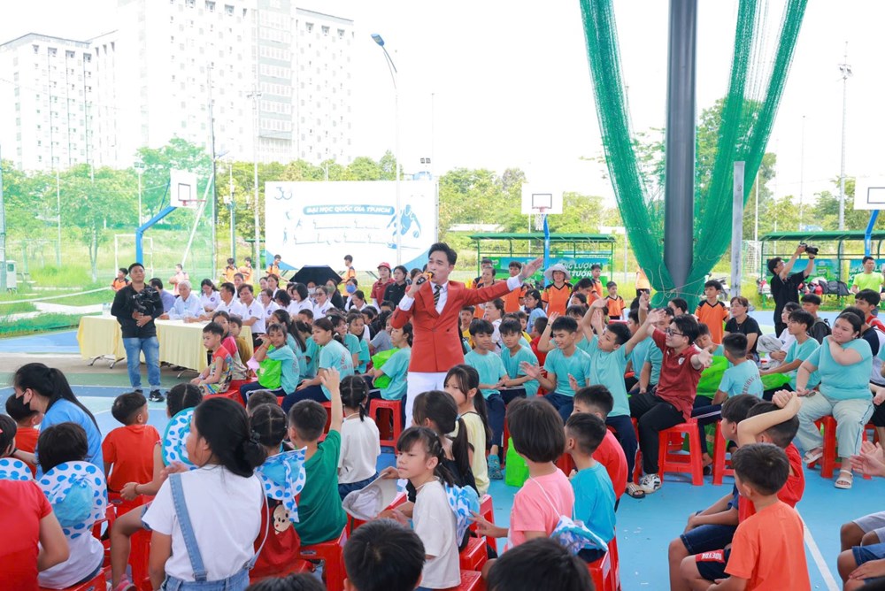 Các em được hoà mình vào không khí sôi nổi của các tiết mục văn nghệ diễn ra tạingày hội.
