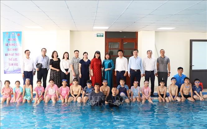 Đại biểu tham quan bể bơi của Trường Tiểu học và THCS Hoàng Hoa Thám và chụp ảnhlưu niệm cùng thầy và trò nhà trường.