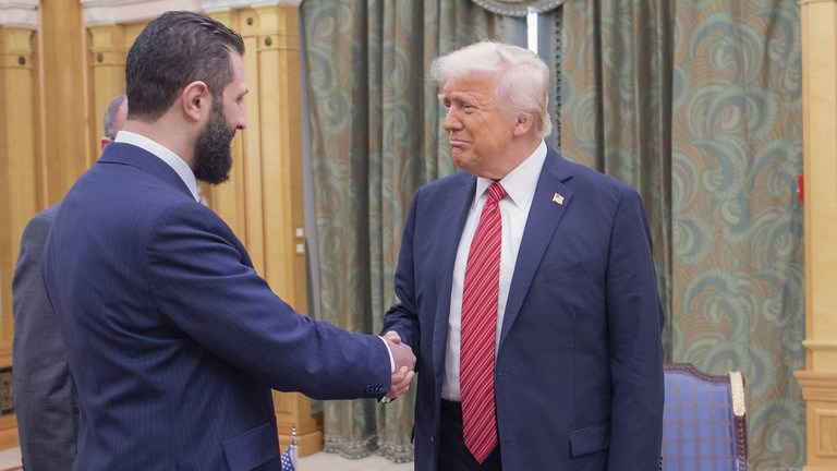 Tổng thống Mỹ, Donald Trump bắt tay lãnh đạo lâm thời Syria, Ahmad al-Sharaa,tại Riyadh, Saudi Arabia, ngày 14.5.2025. Ảnh: Saudi Royal Palace/RT