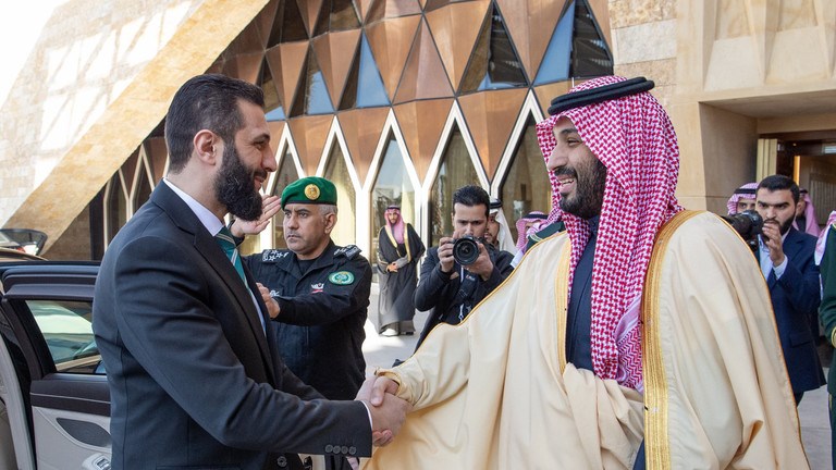 Tổng thống lâm thời Syria Ahmed al-Sharaa (trái) được Thái tử Saudi Arabia,Mohammed bin Salman (phải) chào đón tại Riyadh, ngày 2.2.2025. Ảnh: Anadolu/Getty Images