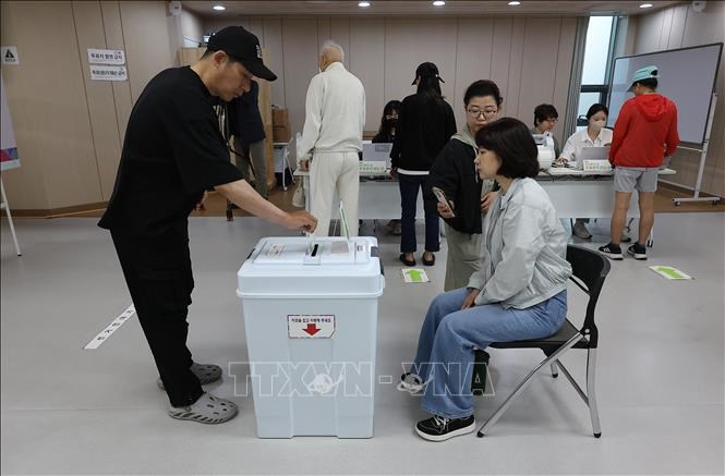 Cử tri bỏ phiếu sớm bầu Tổng thống tại điểm bầu cử ở Seoul, Hàn Quốc, ngày29.5.2025. Ảnh: Yonhap/TTXVN