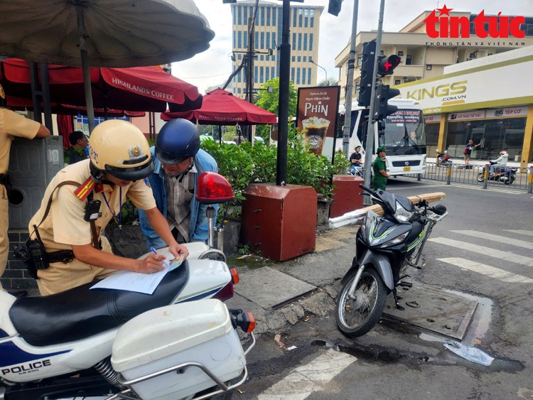 CSGT xử phạt các trường hợp vi phạm Nghị định 168 trên địa bàn TP Hồ Chí Minh.Ảnh: Mạnh Linh/Báo Tin tức