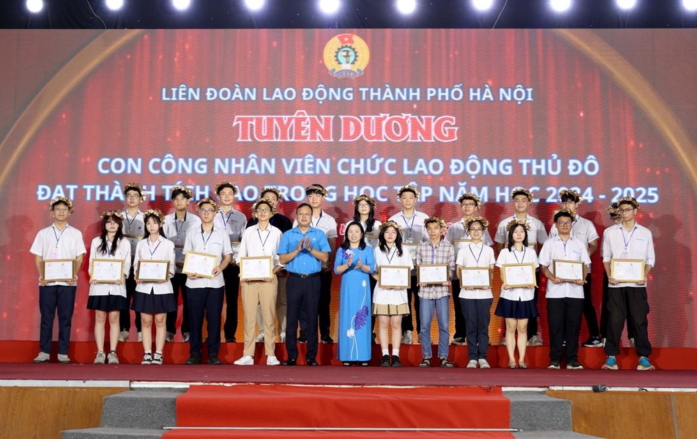 Bà Thái Thu Xương - Phó Chủ tịch Thường trực Tổng LĐLĐ Việt Nam và ông PhạmQuang Thanh - Chủ tịch LĐLĐ thành phố Hà Nội trao khen thưởng tới các con đạtthành tích cao trong học tập.