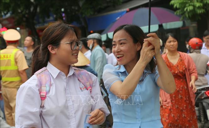 Phụ huynh đón thí sinh tại hội đồng thi Trường THPT Lê Quý Đôn, quận Hải An.Ảnh: Minh Thu/TTXVN