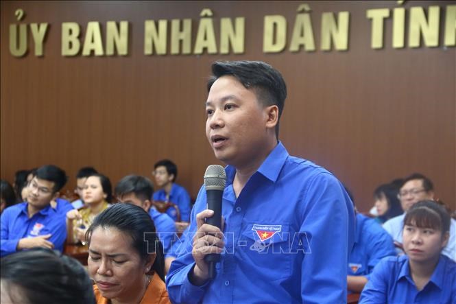 Đoàn viên, thanh niên đặt câu hỏi tại buổi đối thoại với Chủ tịch Ủy ban nhândân tỉnh Đồng Nai.