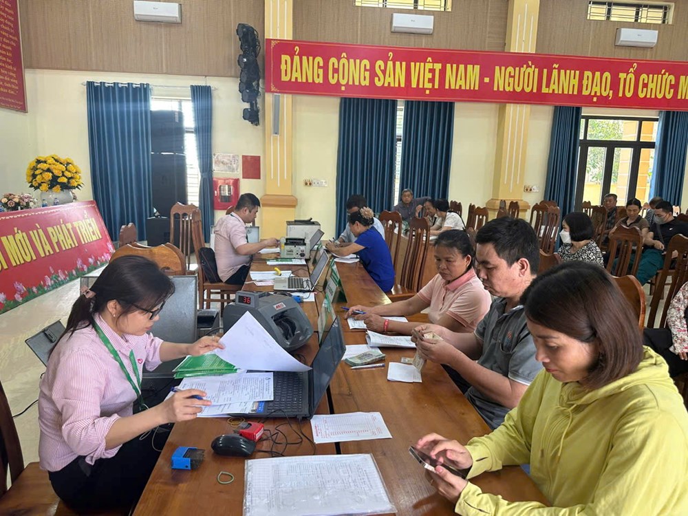 Các điểm giao dịch xã của NHCSXH tỉnh Hà Nam khẩn trương giải ngân cho ngườidân.