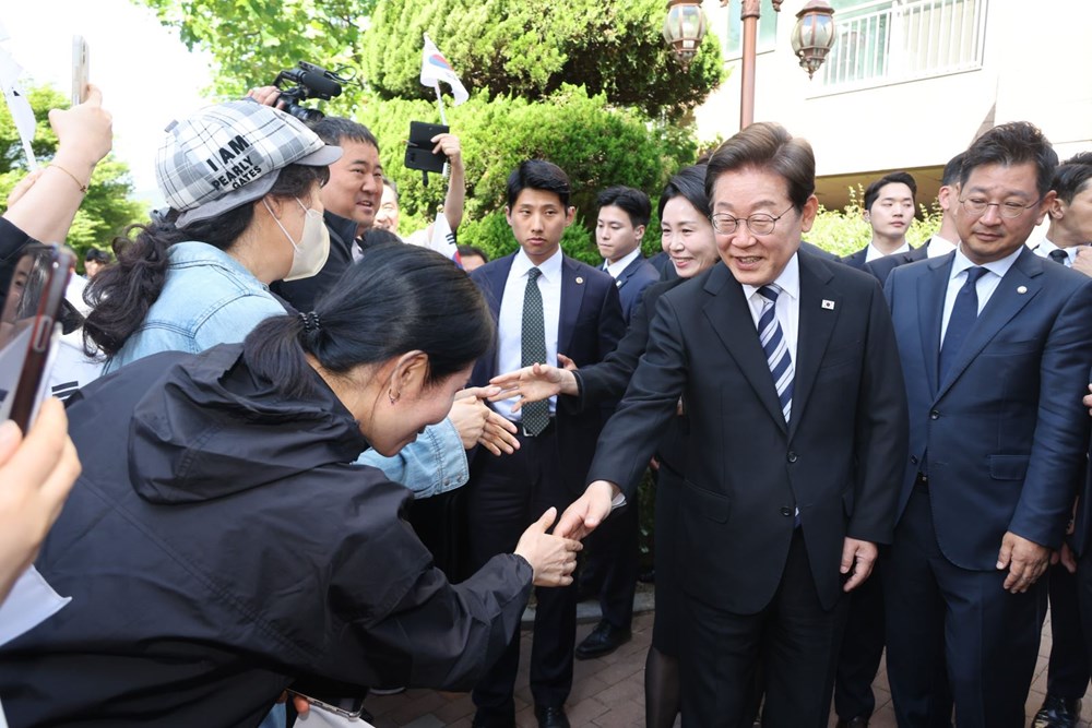 Tân Tổng thống Hàn Quốc Lee Jae-myung chào người dân khi rời nhà riêng ở Incheonđể tới lễ nhậm chức ngày 4.6.2025. Ảnh: Yonhap/TTXVN