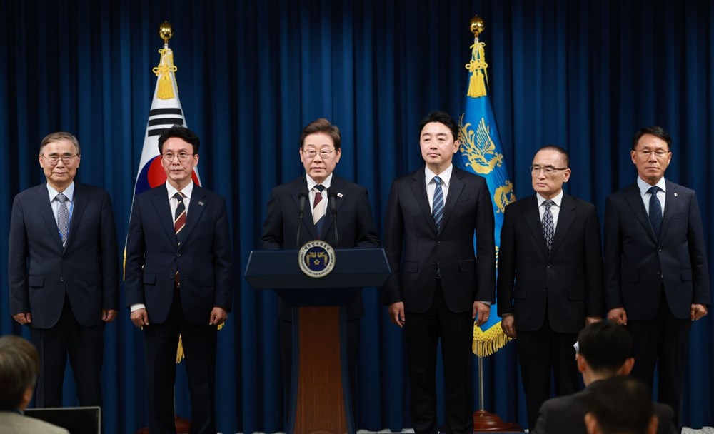 Tân Tổng thống Hàn Quốc Lee Jae Myung (thứ 3, trái) cùng các nhân sự nội các mớiđược đề cử. Ảnh: Yonhap/TTXVN
