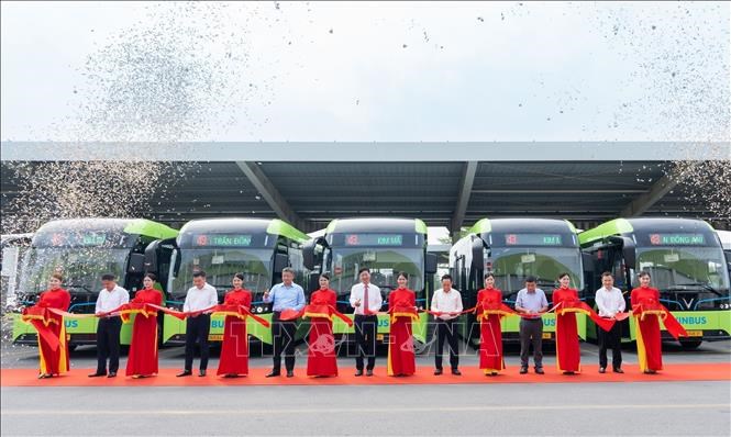 Các đại biểu cắt băng khai trương vận hành tuyến xe buýt điện số 43. Ảnh: TTXVNphát