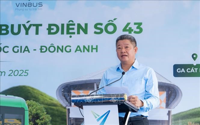 Phó Chủ tịch UBND thành phố Hà Nội Nguyễn Mạnh Quyền phát biểu tại lễ khaitrương vận hành tuyến xe buýt điện số 43. Ảnh: TTXVN phát