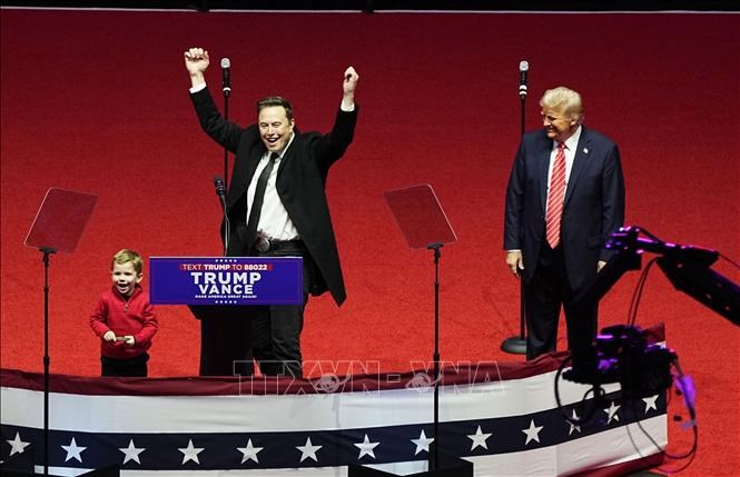 Tổng thống Mỹ Donald Trump (phải) và tỉ phú Elon Musk tại một sự kiện ởWashington. Ảnh: Kyodo/TTXVN
