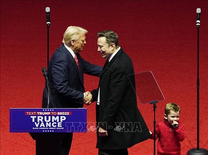 Tổng thống Mỹ Donald Trump (trái) và tỉ phú Elon Musk tại một sự kiện ởWashington. Ảnh: Kyodo/TTXVN