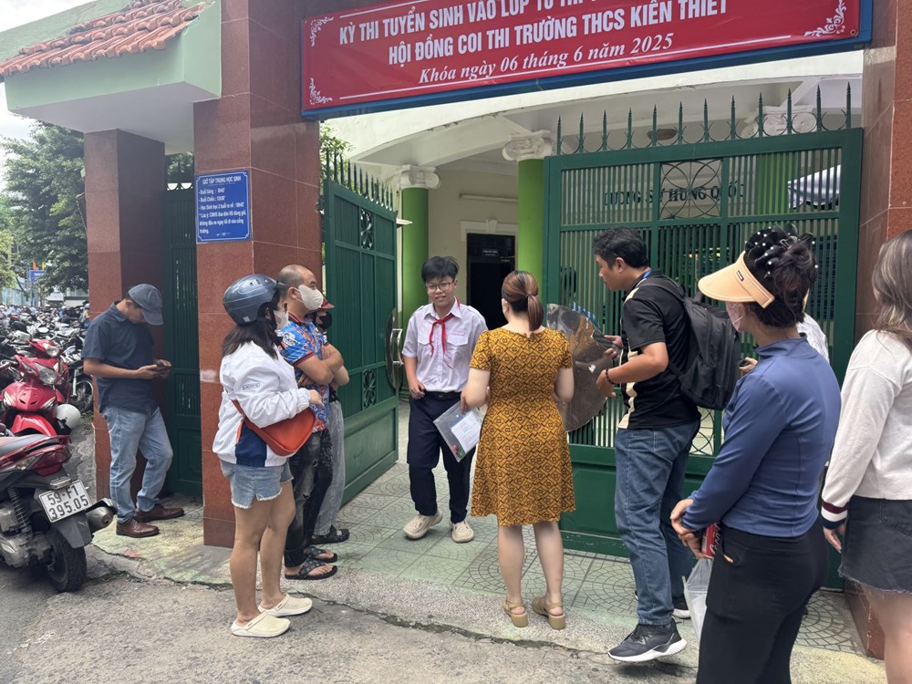 Em Nam Vương, học sinh lớp 9P, trường THCS Collage, là thí sinh đầu tiên bước rangoài tại điểm thi trường THCS Kiến Thiết, Quận 3.
