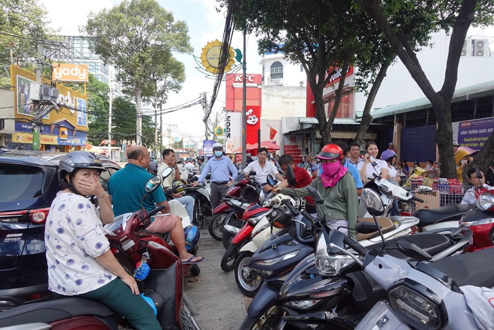 Mặc dù trời nắng nóng nhưng phụ huynh thở phào nhẹ nhõm khi thấy các em tự tinsau môn thi Văn.